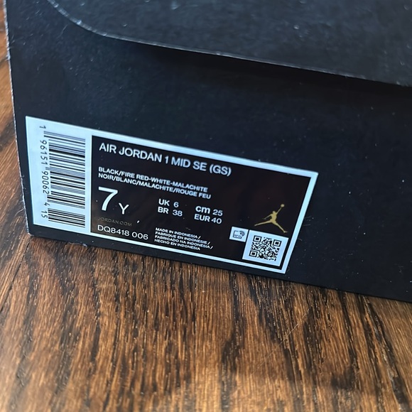Air Jordan 1 Mid SE (GS) ‘Christmas’ Size 7 - Picture 2 of 11
